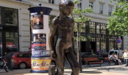 Памятник Голый мальчик в Будапеште