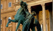 Скульптура хортобадьского ковбоя укрощающего коня