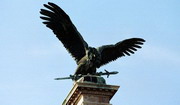 Скульптура мифической птицы Туруль
